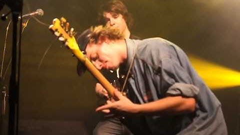 Mac Demarco jamming in She
