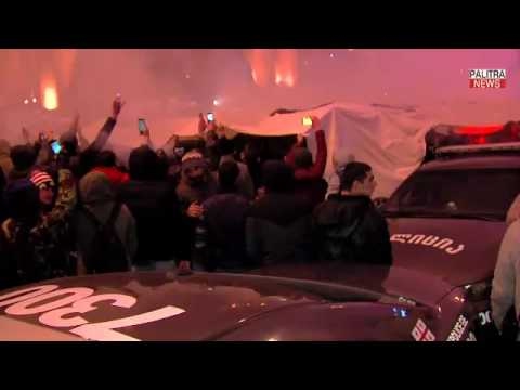 თეთრი კვამლი და უზარმაზარი პლაკატი რუსთაველზე - აქციის ეფექტური კულმინაცია კომენტარის გარეშე