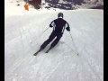 Lyžování v alpách s padákem na zádech