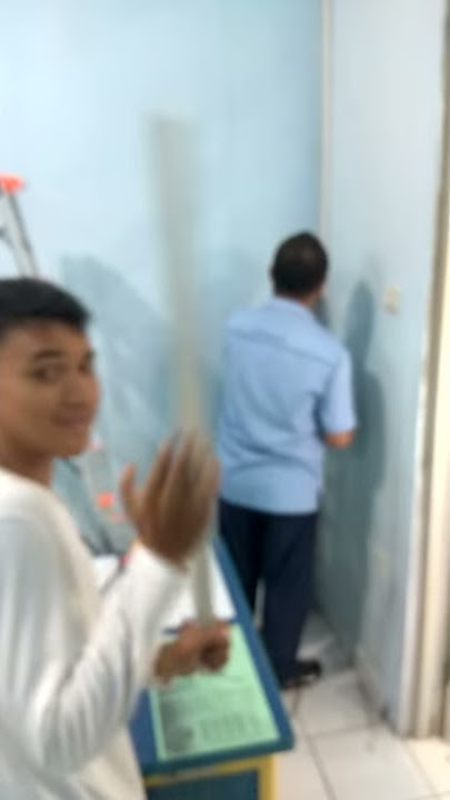 Memukul kepala orang yang sedang kerja