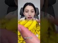 酥脆的香蕉脆皮在搭配上厚实的巧克力，吃到嘴里丝滑不发苦，一口抓一把太过瘾了#香蕉巧克力 #太好吃了 #一口一口把你吃掉