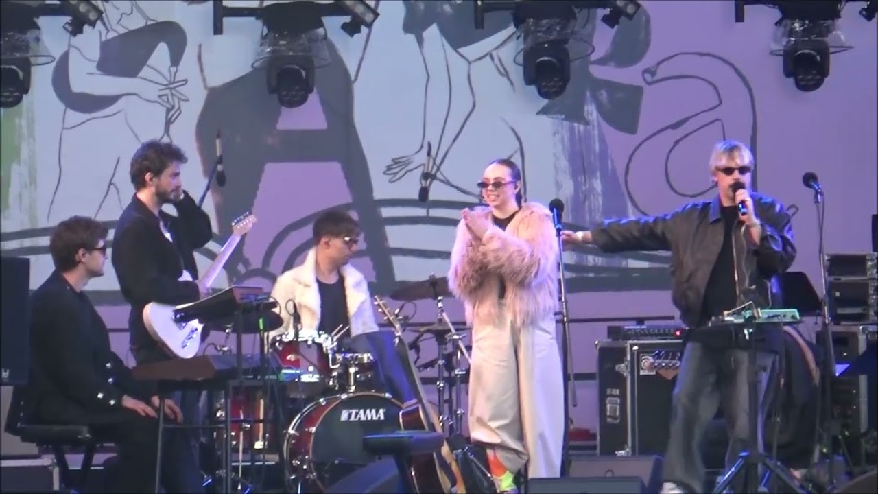 GRUPA VĒSTNIEKS UN RŪDOLFS MACATS IESILDA DZEGUŽKALNA ESTRĀDI  . RĪGA, 20.08.25.