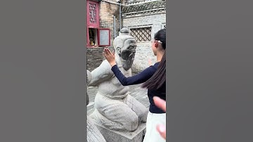 tát vào bức tượng nhưng chỉ thấy đau tay