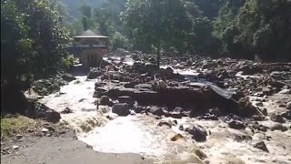 banjir bandang kembali menerjang tanah datar. jalan penghubung sicincin___ Padang panjang. putus