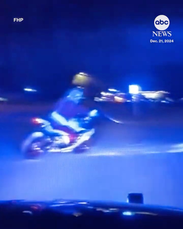 Motorcyclist dressed as Santa Claus escapes police in Florida