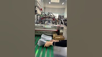 Công đoạn cắt sản phẩm thành túi zip hoàn chỉnh