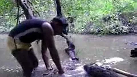O que os índio usa para pegar peixe na água?