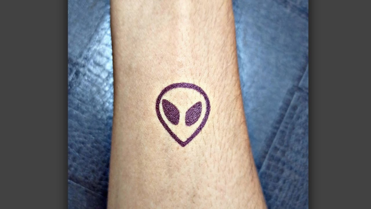 Alien tattoo on hand || 