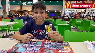 Emanuel Efrain encontrando a Figurinha do Neymar do álbum da Panini e ficou super Feliz