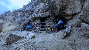 Extreme Cold Surviveal:Building Bushcraft Heated Stone Shelter with my dog in a Winter Storm