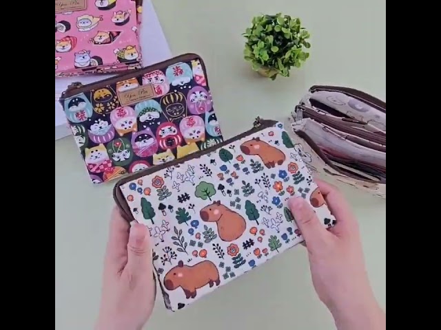 給追求獨特的妳，一份來自台灣的「匠心之作」： 每一款花色都是限量發售，打造妳的專屬符號。#匠人細節： 從拉鍊到車縫線，耐看只是基本，耐用才是承諾。防水抗污： 採用高品質防水面料，不論晴雨，都能優雅出行