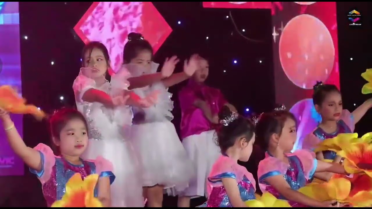 Mashup: Đường đến trường vui lắm + Vươn cao Việt Nam