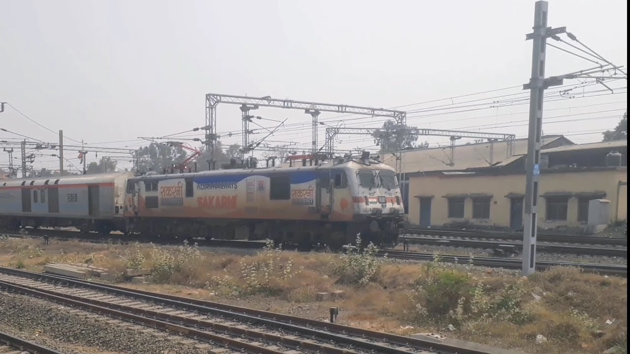 Amazing Parallel Departure at Akola Junction | Bhagat Ki Kothi Express & Akola–Akot DEMU #akola 