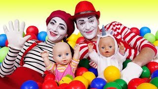Vidéo drôle pour enfants avec les clowns. Compétition des Baby Born. Qui a les meilleurs jouets?