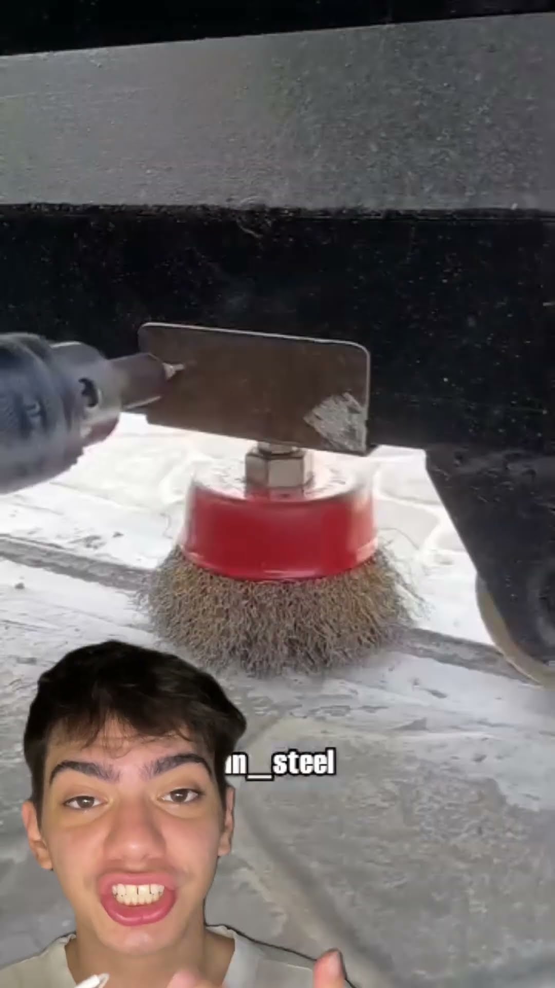 Instale uma escova na base do portão deslizante e mantenha o trilho sempre limpo! #DicasDeCasa