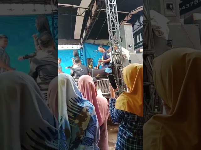 HABIS LEBARAN DI KAMPUNG MUSIM HAJATAN BAYAK SAWERAN DI ATAS PANGGUNG class=