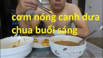 Ăn sáng đơn giản với canh dưa chua, trứng rán tại nhà
