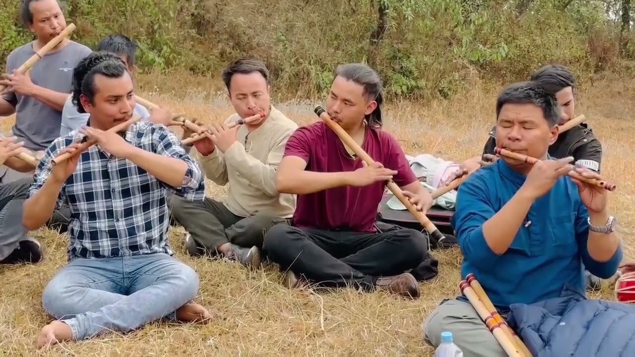 2080 चैत 3 गते पिक्निक मा सामुहिक बासुरी धुन मा रमौदै गुरु लगायत साथी हरु हुमाने डाँडा तिर