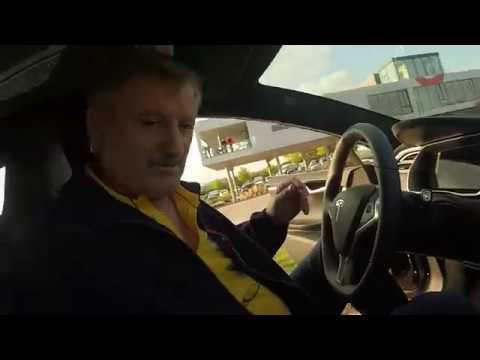 Videó: Törvényszerű az alvás Tesla vezetése közben?