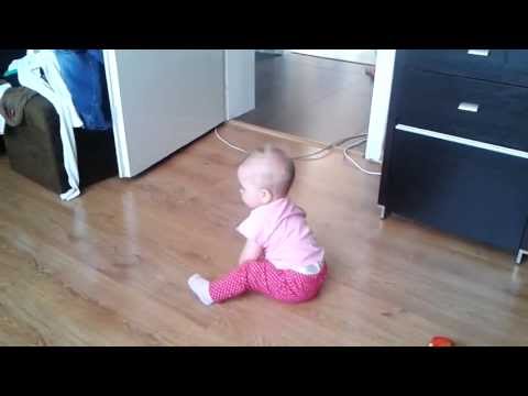 Wideo: W którym miesiącu dziecko zaczyna siedzieć?