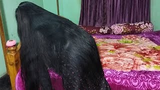 बालों को खोलकर घर का कम कर रहा है सुंदर सी बहू | Work Time Black Long Hair Play |