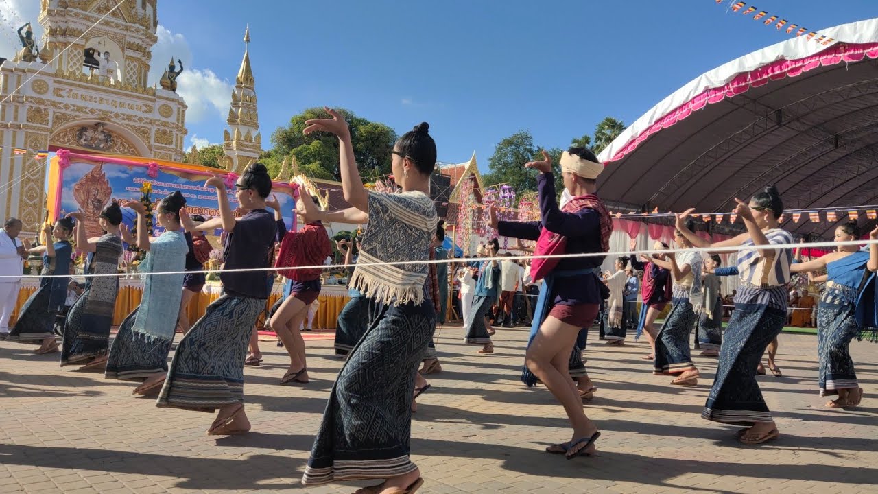 ฟ้อนบวงสรวงพระธาตุพนม โดย นิสิตคณะศิลปกรรมศาสตร์และวัฒนธรรมศาสตร์ มหาวิทยาลัยมหาสารคาม | 12.12.2563