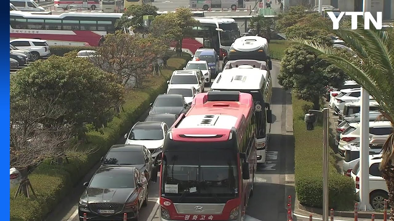 대형버스 꼬리물기...제주공항 일대 교통혼잡 / YTN