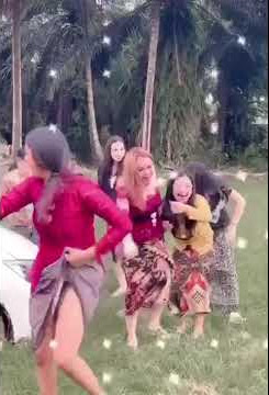 Awek cun tolak kereta | Tarik Hati