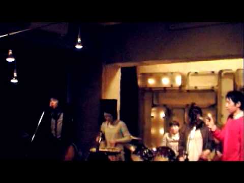 Echo Ave. 雪道、女の子が遊んでいるのを見た。 Girl,Snow inside.