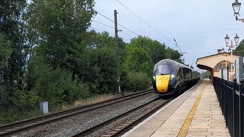 GWR class 800 passing Hanwell with a QUIET 3 tone! 02/09/22.