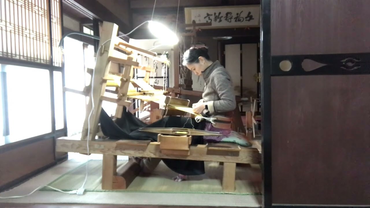 地機織り（結城紬の地機）