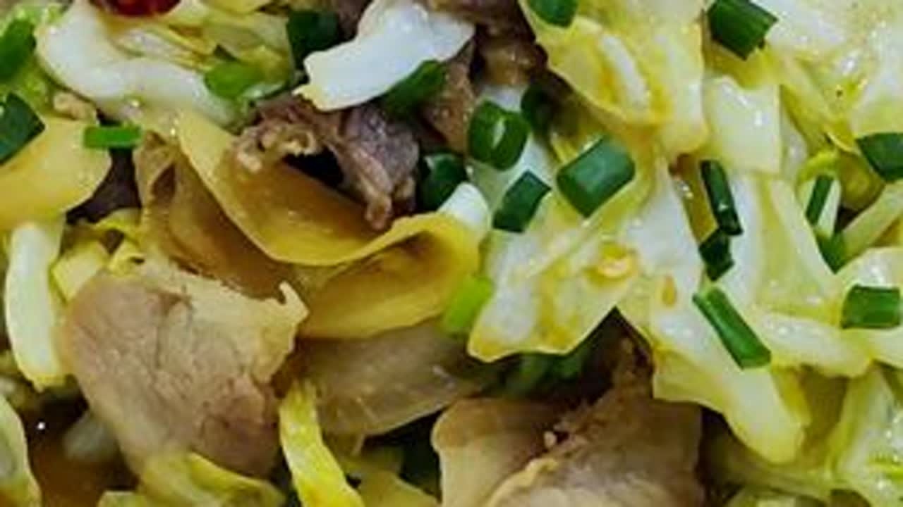 盐水肉这样吃也不错，炖些包菜干锅一熬起，常德厨子制作分享