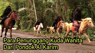 Wanita Bercadar Menunggang Kuda