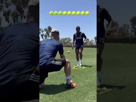 Douglas Costa has crazy control