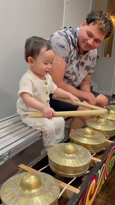 👧𝐊𝐮𝐥𝐢𝐧𝐭𝐚𝐧𝐠 🎶#toddler  #cute #playing #filipino #maguindanaon #maguindanao #kulintang