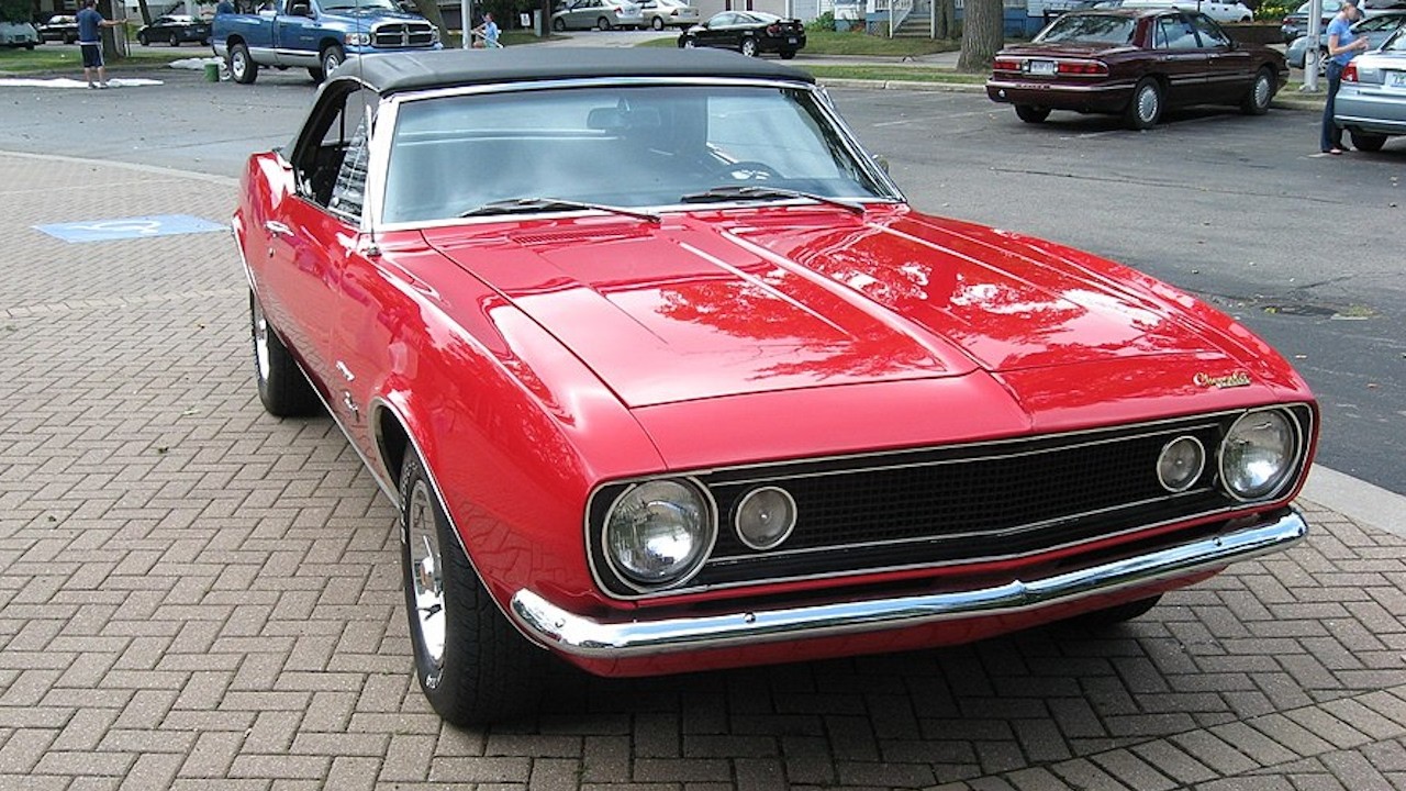 Camaro kontra Mustang - historia wojny ktora zmienila swiat samochodow na zawsze!