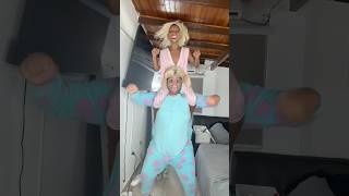 Mis Hermanitas Todo El Día , Es Un Pinguinoo