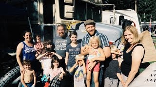 Family of 8 Lives full Time in a Bus!