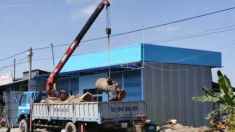 Cần cẩu UNIC 330 , cẩu cây khủng lên xe dưới dây điện.