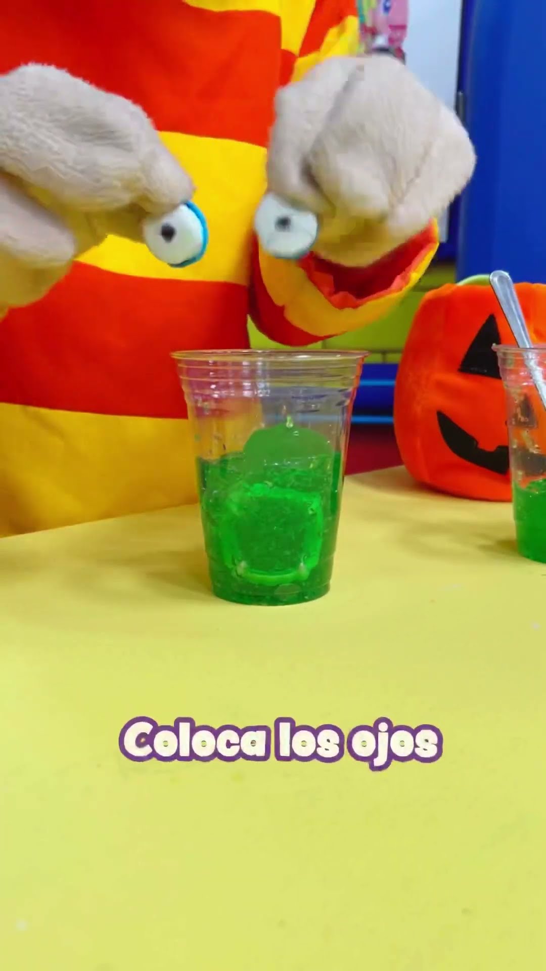 Prepara gelatinas monstruosas ? - Bely y Beto #belyybeto #videosparaniños #youtubekids #cocina