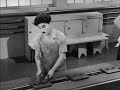 Charlie Chaplin En T Shirt Blanc Dans Les Temps Modernes Charlie Chaplin En T Shirt Blanc Dans Les Temps Modernes