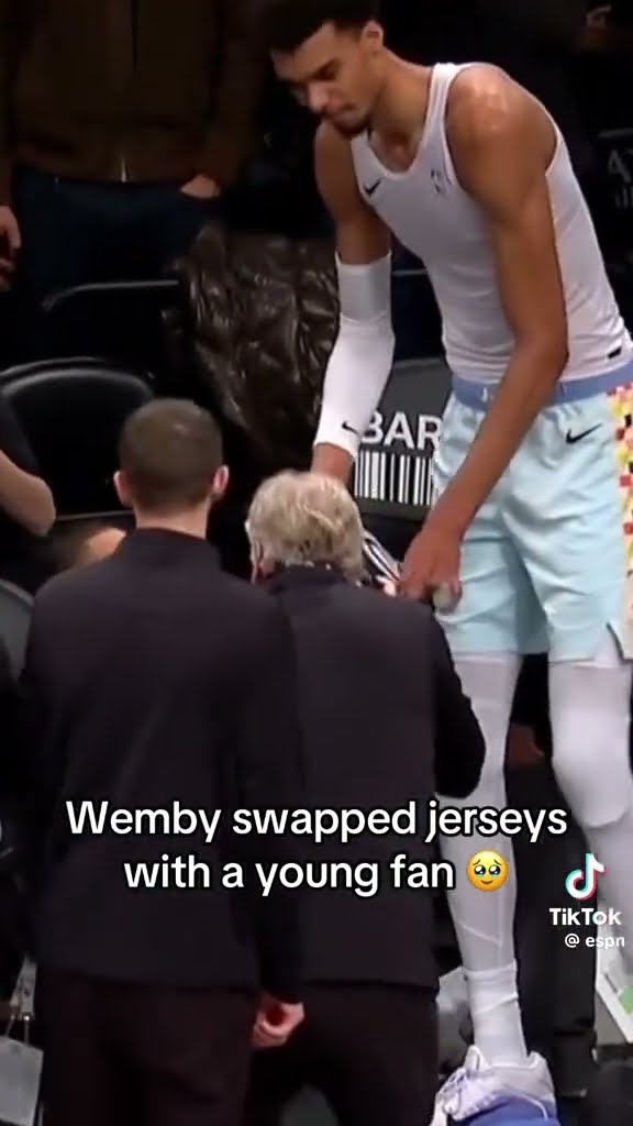 Wemby swapped jerseys with a young fan #hoodnews #victorwembanyama #spurs #jersey #fan #omg #wow