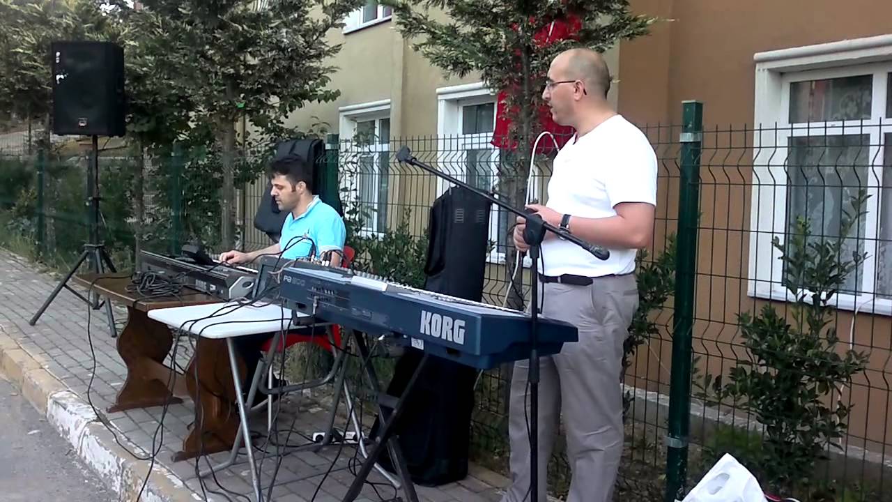 SAÇLARINI TARAMISSIN SANATÇI PİYANİST ŞANTÖR ERBAY AYDUGAN