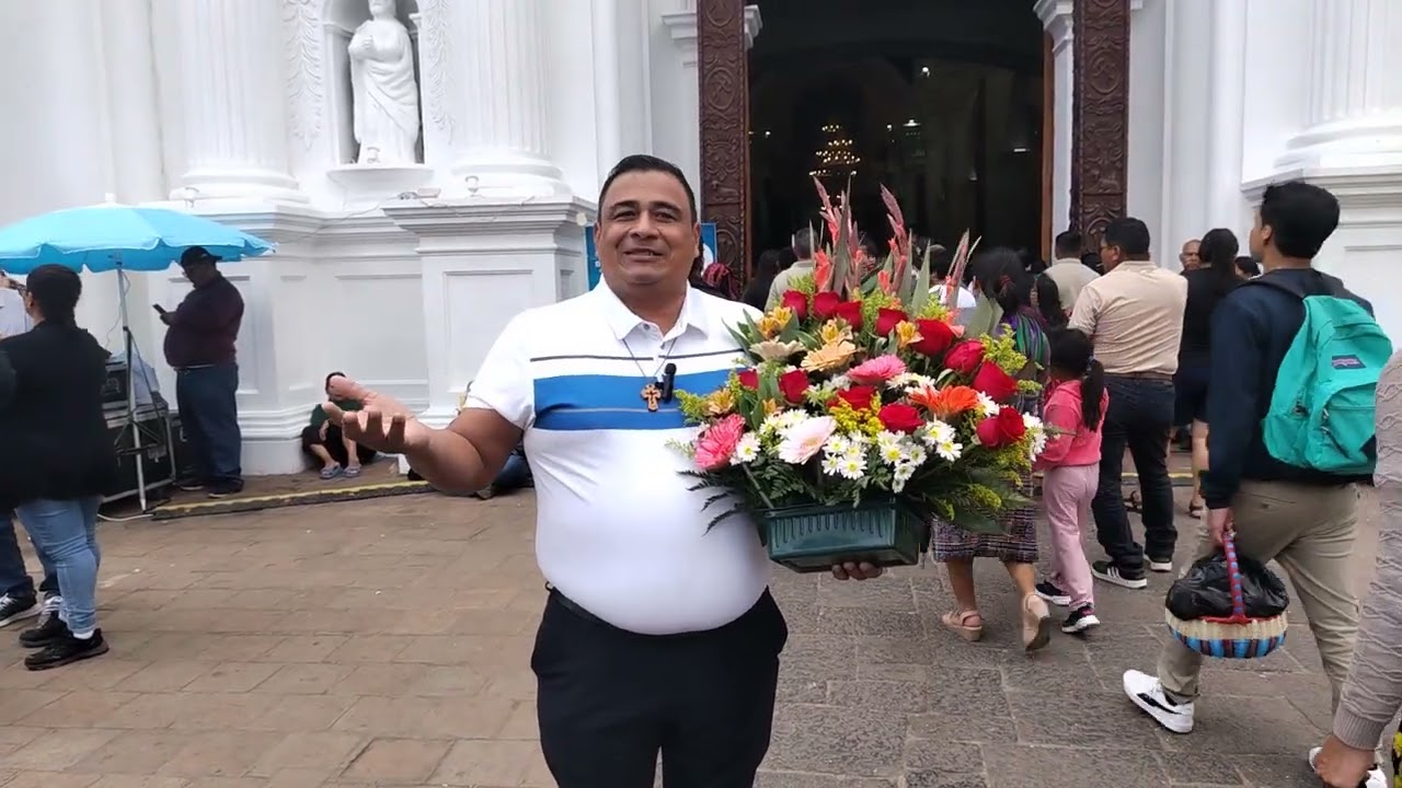 Llevando las flores al señor de Esquipulas 2026