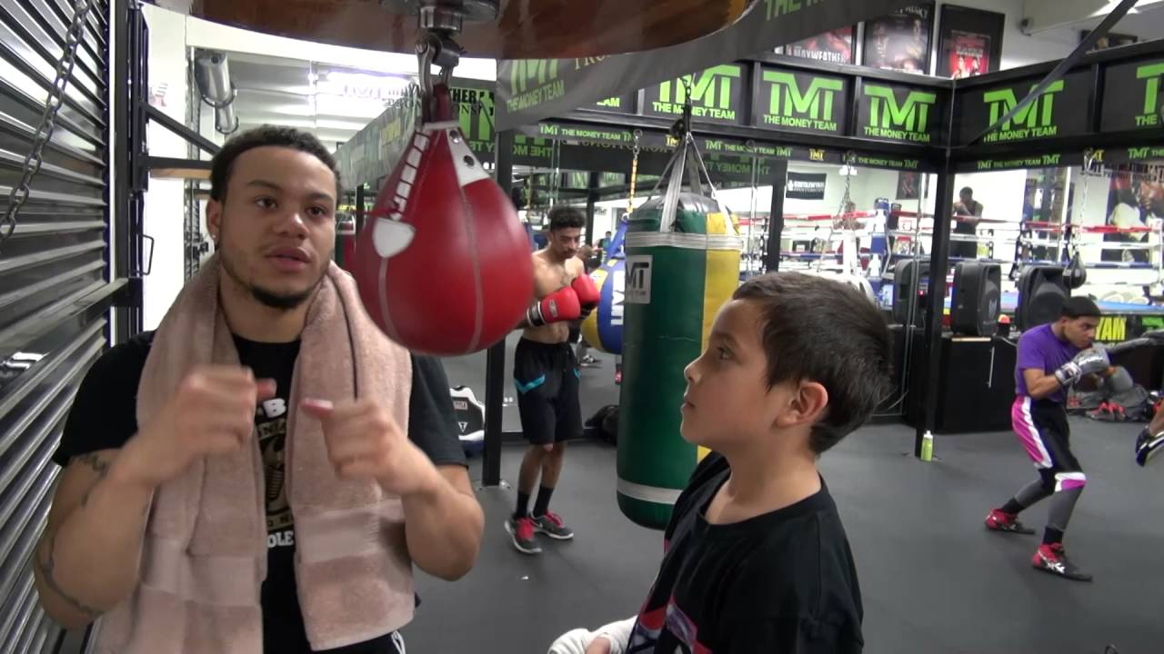 Kevin Newman II teaching an amateur how to use the speed bag - YouTube