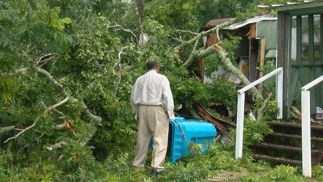 Man escapes injury after tree falls on home - YouTube
