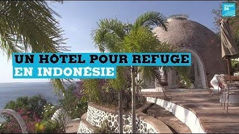 Indonesia: Families take refuge in the garden of a luxury hotel