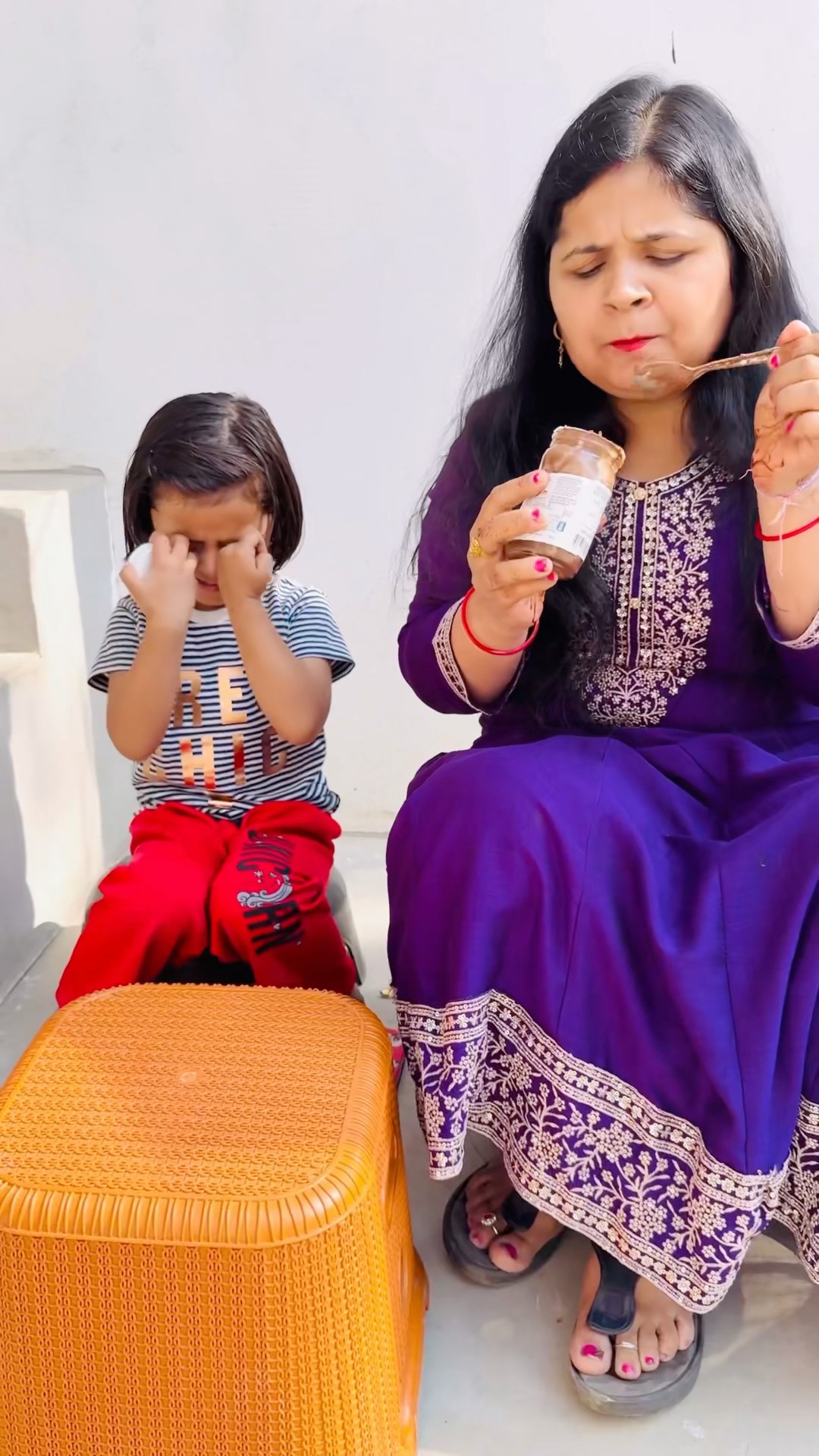 Tooktook ko thoda chocolate to dedo galt kar rhi