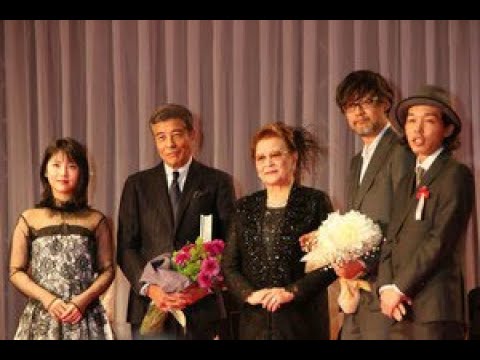 浜辺美波：プレゼンターとして映画賞に　岩田剛典は成田凌を祝福