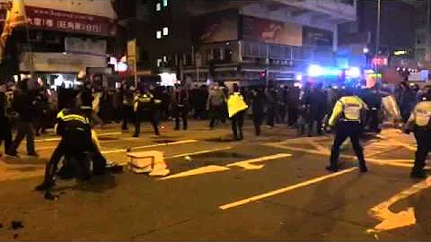 Police and protesters scuffle in Mong Kok, February 8-9 overnight - DayDayNews